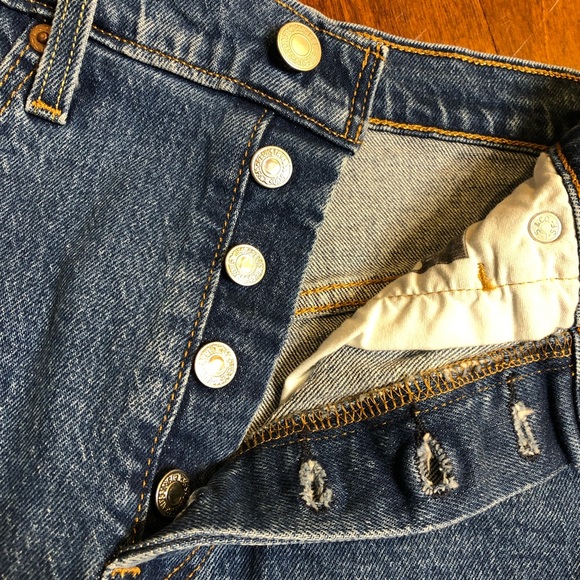 Levi's 501 Original Frayed Hem Shorts in mid wash High-waist Denim Button-up 28 - Picture 3 of 7